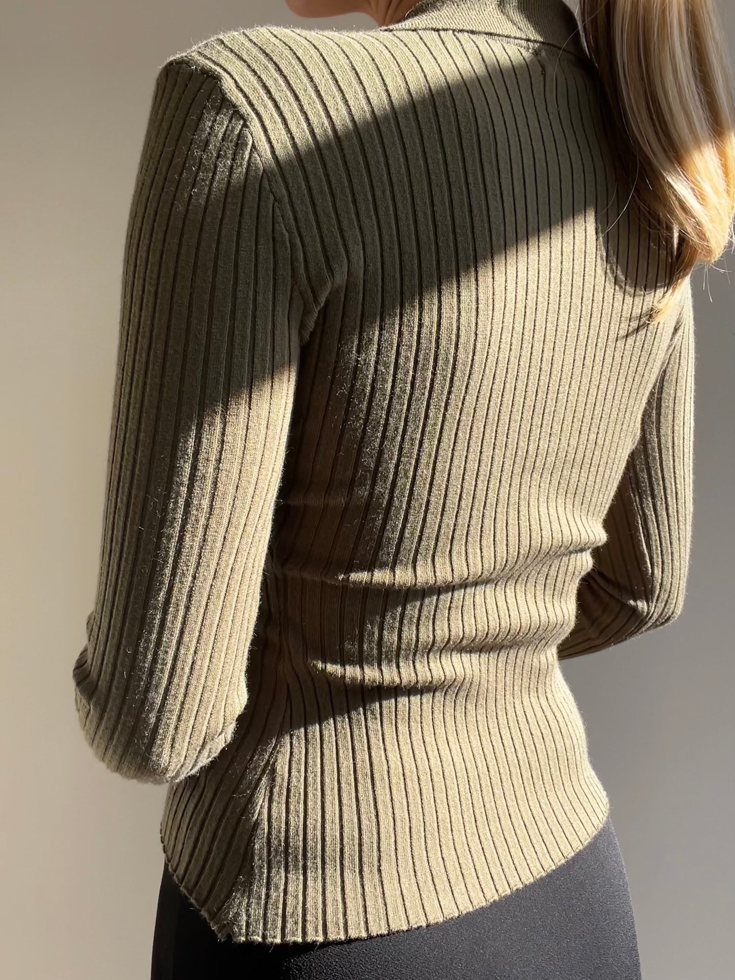 COLLARED BUTTON FRONT LONG SLEEVE KNIT TOP