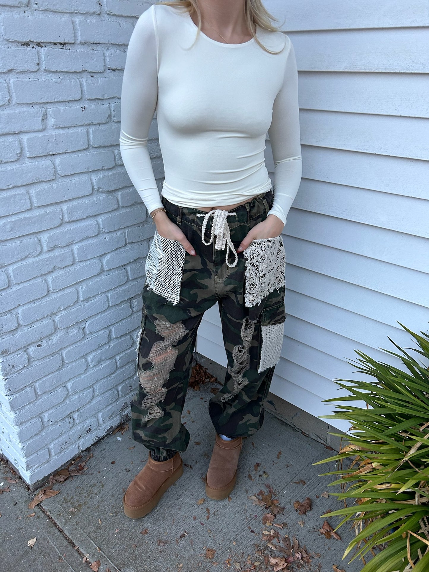 DISTRESSED CAMO JOGGERS