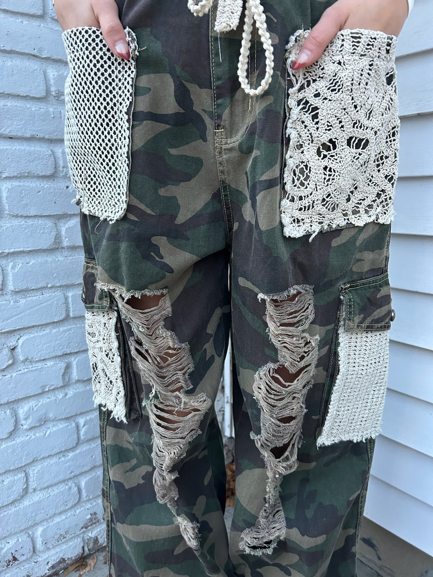 DISTRESSED CAMO JOGGERS