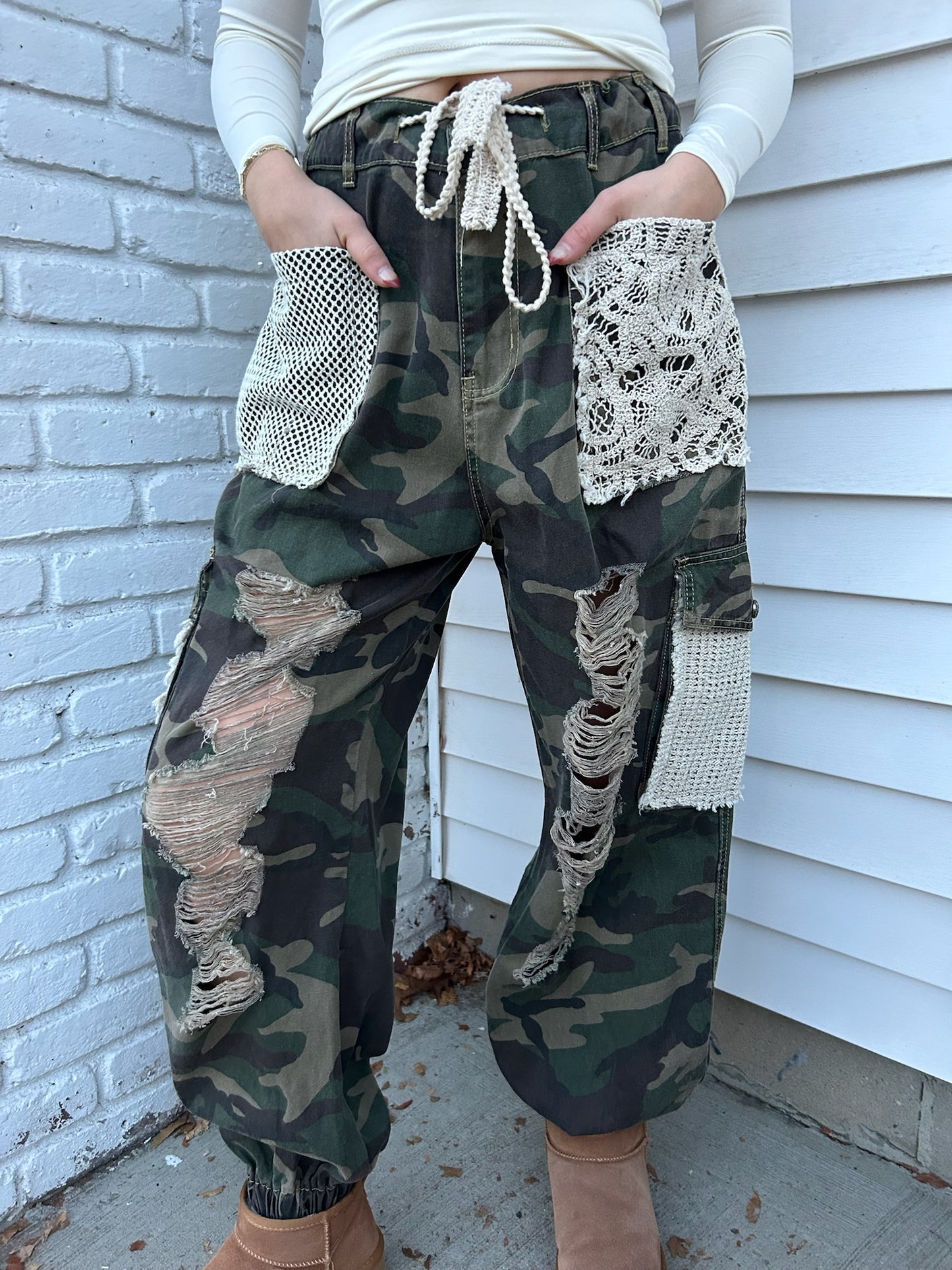 DISTRESSED CAMO JOGGERS